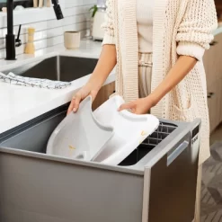 Munchkin Cloud Baby High Chair With 360° Swivel - Clear -Baby World Shop GUEST ddd838e5 b309 4b7e b160 c29dc4b70939